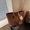Bolso tote marrón oscuro mate con correas de hombro y colgante de oso de peluche - Color Café (Con Colgante)