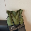 Sac fourre-tout en daim vert foncé avec chaîne dorée et détails de cordon noir - Vert Grand