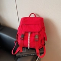 Mochila minimalista de nailon rojo con cierre de doble hebilla para viaje y ocio - Rojo