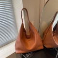 Borsa tote minimalista in pelle martellata marrone con ampia tracolla comoda - Marrone