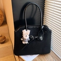Sac fourre-tout élégant en daim noir avec bordure en cuir et joli pendentif chien en peluche - Noir avec pendentif
