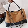 Sac fourre-tout en daim marron et cuir matelassé noir avec détails en chaîne dorée - Marron