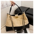 Sac fourre-tout matelassé en daim beige avec base en cuir noir et chaîne dorée - Kaki