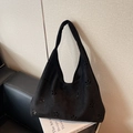 Borsa tote nera minimalista con motivi floreali traforati al laser e finitura opaca - Nero
