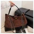 Grand sac cabas en daim marron avec matelassage élégant et bandoulière chaîne dorée - Marron