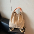 Zaino beige con coulisse e manici intrecciati arancioni per uno stile a spalla versatile - Cachi