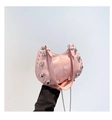 Detalle del bolso de hombro en cuero rosa con grandes remaches plateados y cadena - Talla única / Rosa