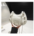 Detalle de un bolso hobo blanco con remaches metálicos plateados y correa de cadena - Talla única / Blanco