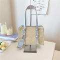 Sac à main carré en paille tressée beige avec lanières en cuir argenté et bandoulière - Argenté