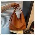 Détail du sac seau en cuir grainé marron avec boucles en métal doré réglables - Marron