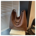 Vue détaillée de la texture du cuir marron grainé sur un grand sac à bandoulière - Marron