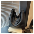 Gros plan sur la texture du cuir grainé noir du sac seau avec détails métalliques - Noir