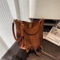 Detailaufnahme der braunen Wildledertasche mit langen Fransen und goldenem Drehverschluss - Braun