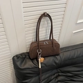 Borsa a spalla retrò marrone smerigliata con doppia zip e ciondolo a tema baseball - Caffè Con Pendente