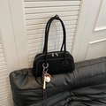 Borsa Boston nera opaca da donna con ciondoli decorativi sportivi a tema baseball - Nero Con Pendente