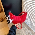 Rote mattierte Halbmond-Schultertasche mit Knotengriff und gepunktetem Hundeanhänger - Rot