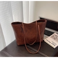 Vintage brown large capacity tote bag in oiled leather finish for daily commuting - Red