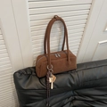 Borsa Boston in pelle opaca marrone con texture vintage e ciondoli eleganti - Marrone con Ciondolo