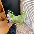 Grasgrüne Wildleder-Halbmondtasche mit geknotetem Griff und Hundeanhänger-Detail - Grün