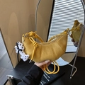 Gelbe Wildleder-Croissant-Tasche mit Knotengurt und weißem Hunde-Anhänger - Gelb