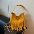 Gelbe Fransen-Beuteltasche aus mattem Material mit Metallverschluss und zwei Riemen - Gelb