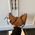 Braune Halbmond-Tasche aus Mattleder mit Knotengurt und süßem Katzen-Anhänger - Braun