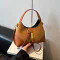 Bolso hobo marrón de cuero con herrajes dorados y correa ajustable en la mano - Marrón