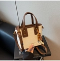 Détail du mini cabas vintage crème avec poignées marron et pendentif perles ethniques - Beige Avec Charme