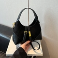 Bolso de mano negro en contraste de cuero y ante con hebilla dorada de diseño elegante - Negro