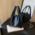 Elegante bolso de mano tipo cubo negro en piel sintética premium con asas y logo HOCOMU - Negro