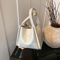 Elegante bolso de piel blanco crema con diseño de pliegues y asa superior gruesa - Blanco