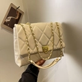 Borsa a tracolla beige trapuntata con catena dorata e chiusura a girello quadrata - Beige