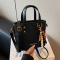Mini sac seau noir en similicuir avec lettrage doré et charm en perles de bois - Noir avec pendentif