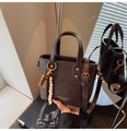 Sac seau marron foncé vintage avec pendentif en perles de bois et poignées - Café avec Pendentif