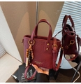 Sac seau en similicuir bordeaux avec lettrage doré et pendentif perlé chic - Rouge Ankara Avec Pendentif