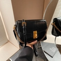 Borsa a tracolla nera lucida classica con catena dorata e fibbia quadrata vintage - Nero
