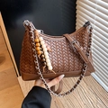 Borsa a tracolla vintage intrecciata marrone scuro con catena argento e ciondolo in legno - Marrone con ciondolo