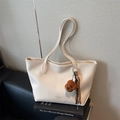 Elegante borsa tote in pelle beige con doppi manici e ciondolo orsetto di peluche marrone - Beige (Con Ciondolo)