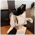 Borsa a tracolla intrecciata color crema con catena argento e ciondolo di perline - Bianco con ciondolo