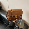 Borsa a tracolla vintage marrone con catena dorata e chiusura in metallo chic - Marrone