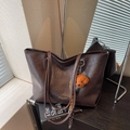 Borsa tote in ecopelle marrone scuro con logo dorato e ciondolo a forma di orsetto - Caffè (Con Ciondolo)