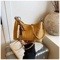 Borsa a tracolla intrecciata giallo zenzero con catena argento e pendente in legno - Giallo con Ciondolo