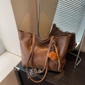 Grande borsa shopper retrò in pelle PU marrone con tracolla e ciondolo a orsetto - Marrone (Con Pendaglio)