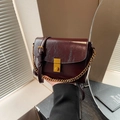Borsa a tracolla vintage bordeaux in pelle con catena d'oro e chiusura in metallo - Borgogna