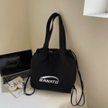 Minimalistische schwarze Nylon-Tragetasche mit Banatu-Logo und Kordelzug-Design - Schwarz ohne Anhänger