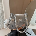 Bolso tipo cubo gris plata con asa trenzada, parches retro y colgante de conejo de peluche - Plateado