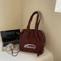 Minimalistische dunkelbraune Nylon-Tragetasche mit Kordelzug und weißem Logo-Aufdruck - Kaffee ohne Anhänger