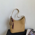 Minimalistische gelbe geflochtene Eimertasche mit Bärenanhänger und dekorativem Seidenschal - Gelb mit Anhänger