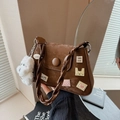 Bolso de ante marrón con asa trenzada, parches bordados y encantador colgante de felpa - Marrón