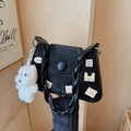 Bolso cubo retro de ante sintético negro con parches de dibujos y dije de perro - Negro